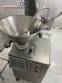 Embutideira cont�nua � v�cuo com retorcedor em inox 2000 kg / h para lingui�as espetinho Vemag
